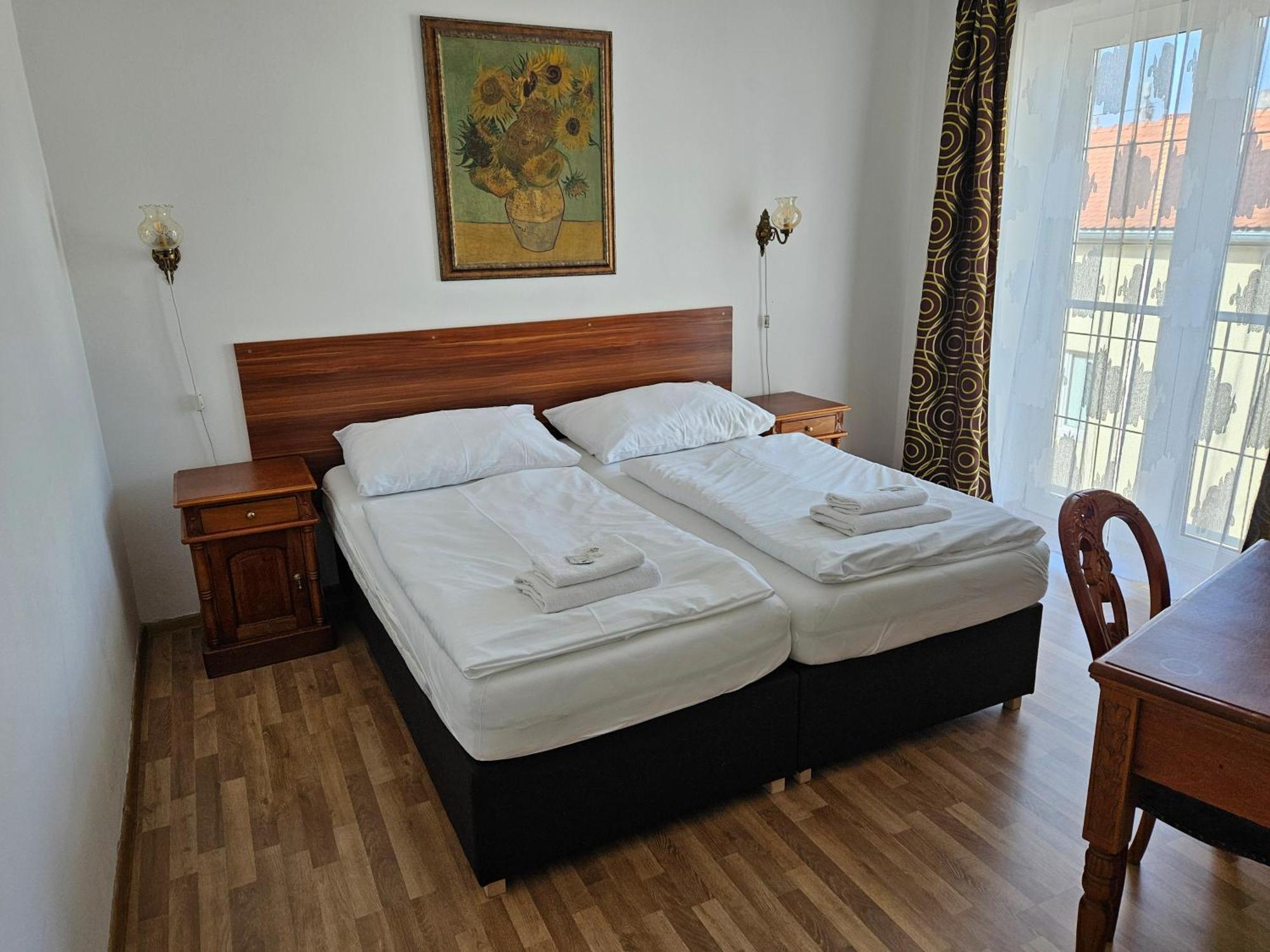 Hotel Union Лоуни Екстериор снимка