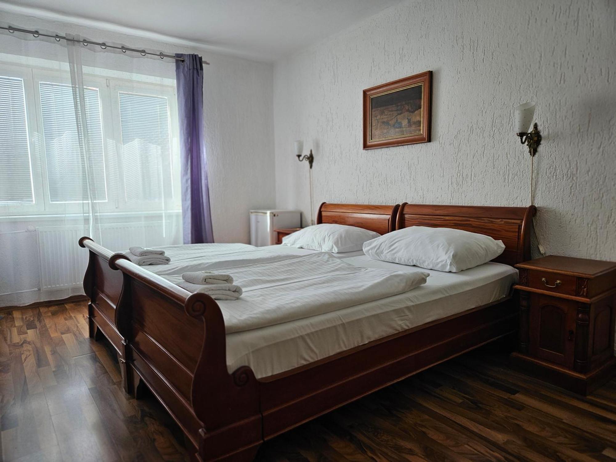 Hotel Union Лоуни Екстериор снимка
